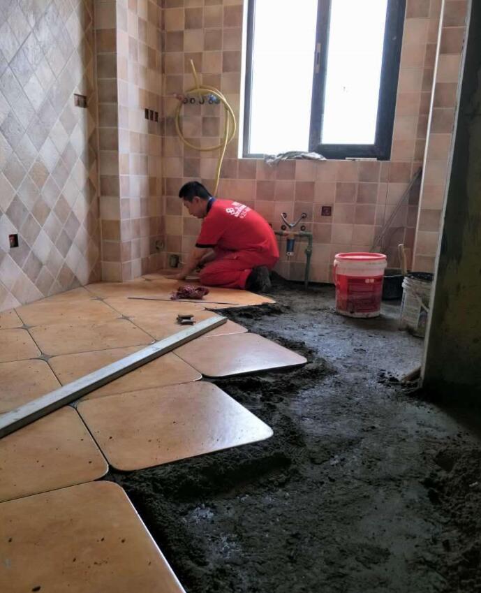 瓷砖师傅一般多少钱一平方米(瓷砖师傅一般多少钱一平方米呢)